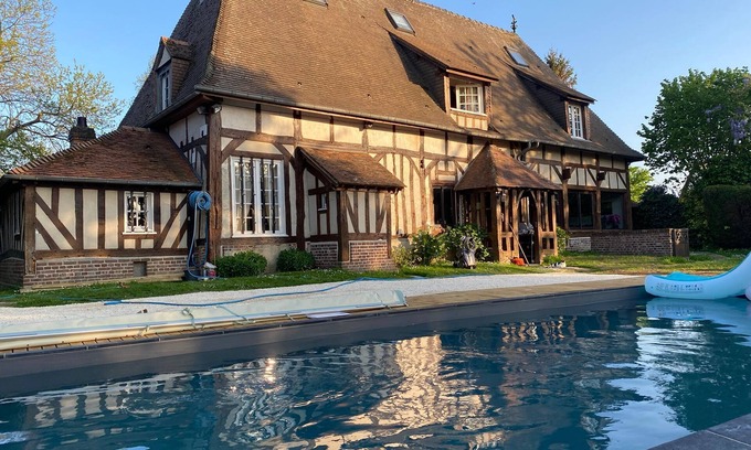 Manneville-sur-Risle Casa | HERMOSA CASA NORMANA DE 12 HABITACIONES EN UN CASO DE VERDE