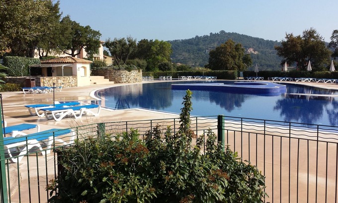 Les Issambres Apartamento | Precioso apartamento de 2 habitaciones en una zona tranquila con vistas a la bahía de St Tropez, gran piscina.