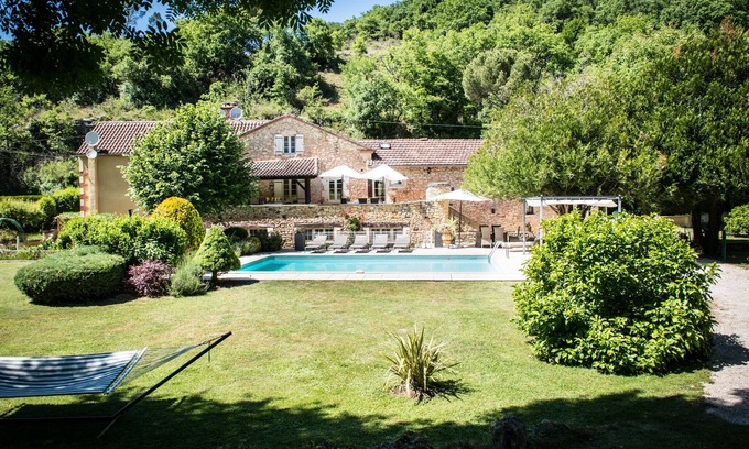 Sauveterre-la-Lemance Villa | Casa de campo en hermosos terrenos privados con estanque, bosque, leat y piscina