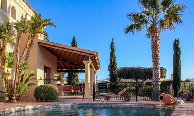 Playa de Vera Chalet De Esquí | Precioso chalet con piscina privada a unos 800 metros de las playas de Vera