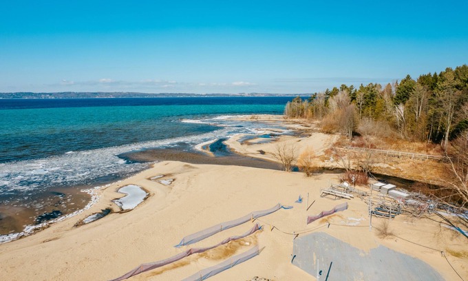 Acme Condominio | Acceso a la playa! Ubicado en G. Traverse Bay a minutos de Traverse City.