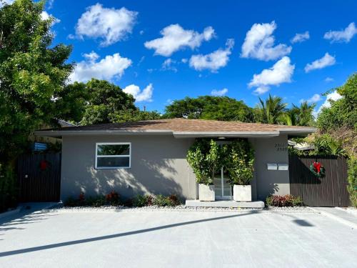 Coral Way Villa | Beautiful, fully furnished 4bed 2bath house - 5 minute walk to Miracle Mile Downtown Coral Gables
