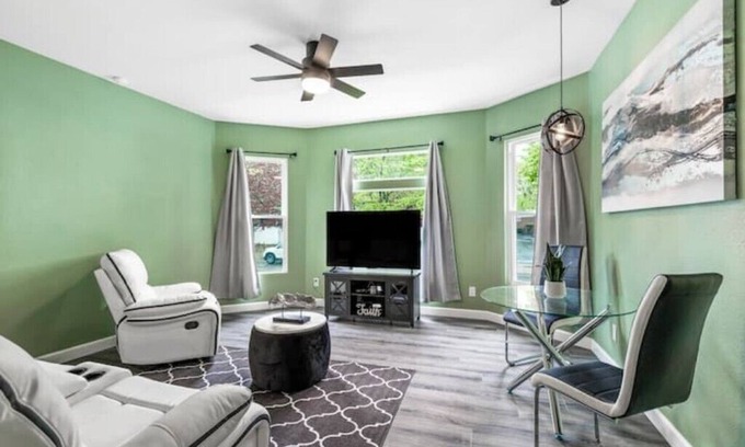 Erie Apartamento | Beautiful fully remodeled 1 bd apt w King size bd