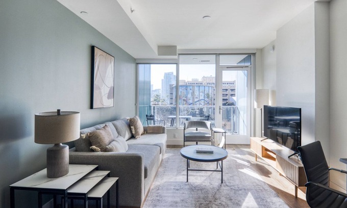 Civic Core Apartamento | Beautiful Gaslamp 1BR w/ Gym, Sauna & W/D, nr shops, by Blueground