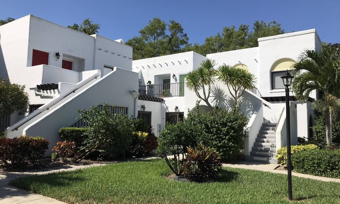 Central Naples Condominio | Beautiful gated condo 10 minutes from the Beach