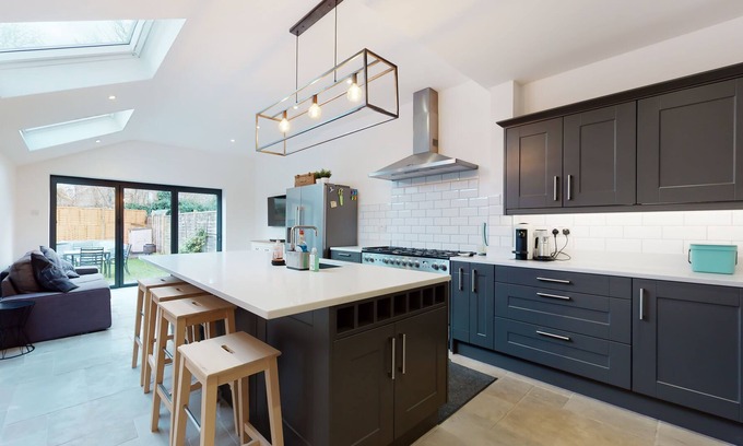 Canbury Casa | Beautiful 3 bed house 30 mins from Central London