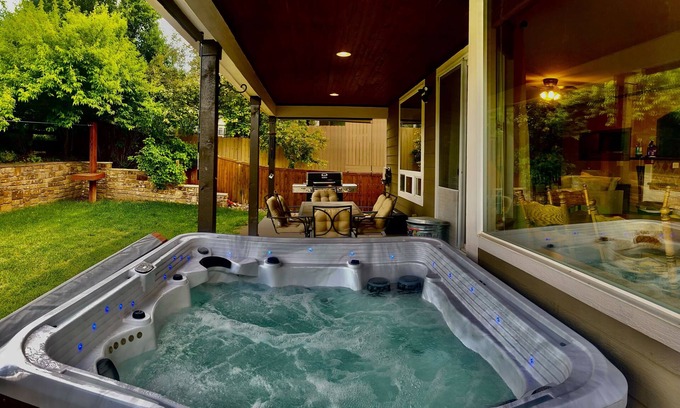 Castle Rock Casa | Beautiful Getaway Sleeps12 + Hot Tub + King Beds + Movie Room + Playground