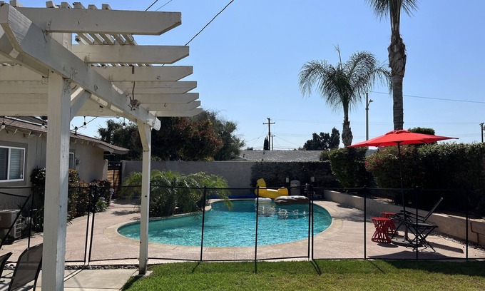 Bonita Casa | Beautiful Glendora Home with remodeled bathrooms, large yard, pool.