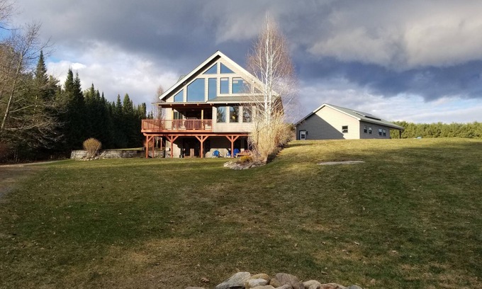 Northville Casa | Hermosa casa en Great Sacandaga Lake con playa, muelle y todas las comodidades.