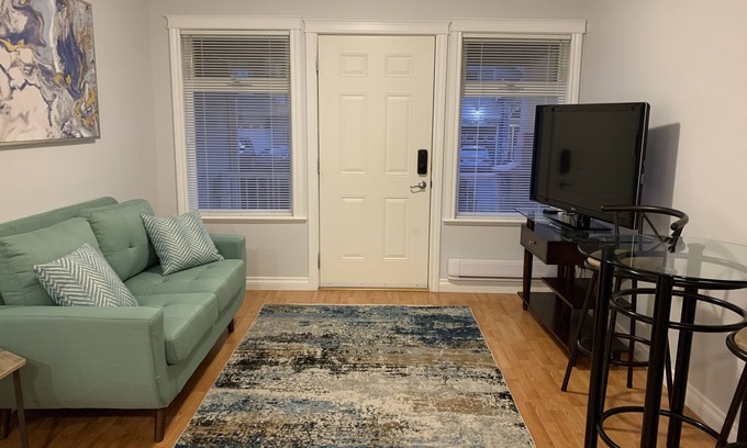 Victoria Apartamento | Beautiful ground-level 1-bdrm suite in quiet neighborhood on cul-de-sac