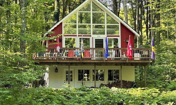 Harbor Springs Chalet De Esquí | Recientemente renovado Harbor Springs Chalet: ¡fácil acceso al golf, el esquí y las playas!