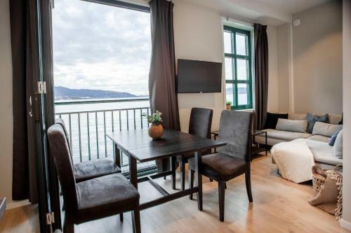 Sandviken Apartamento | Beautiful Harbour Apartment With French Balcony