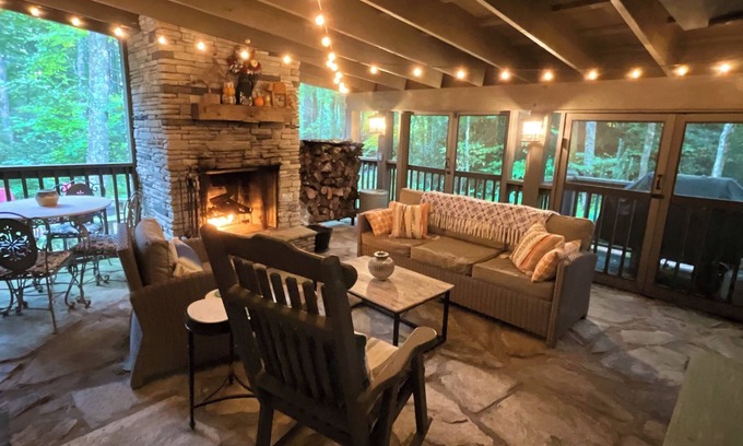 Highlands Cabaña | Beautiful Highlands cabin! 8 min to town-Pet friendly-lots of outdoor space
