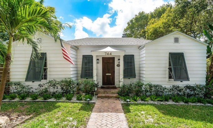 Poiciana Park II Casa | Beautiful historic pool home in Flamingo Park
