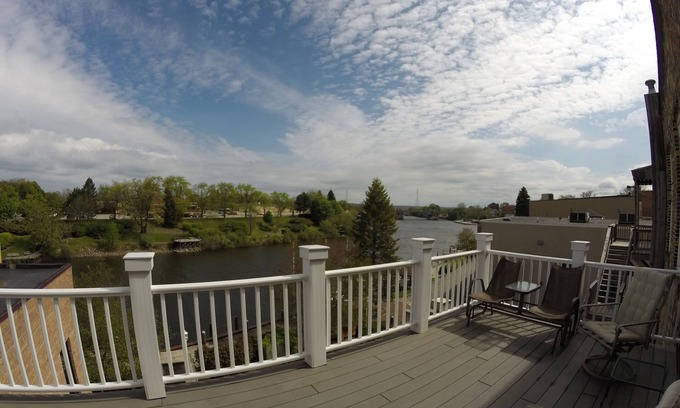 Manistee Apartamento | Hermoso edificio histórico en el paseo del río Manistee