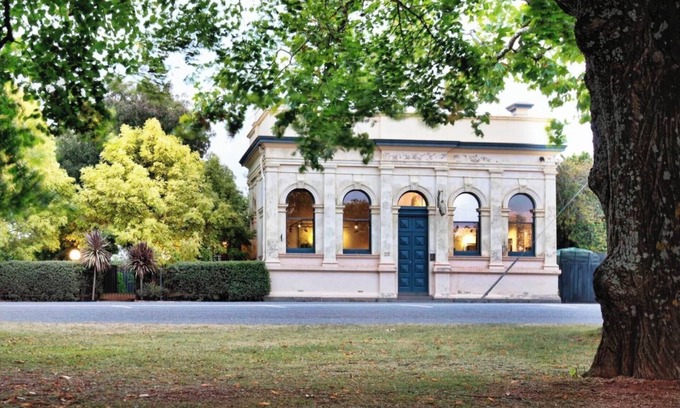 Lancefield Casa | Hermoso antiguo banco histórico ubicado en un hermoso jardín campestre
