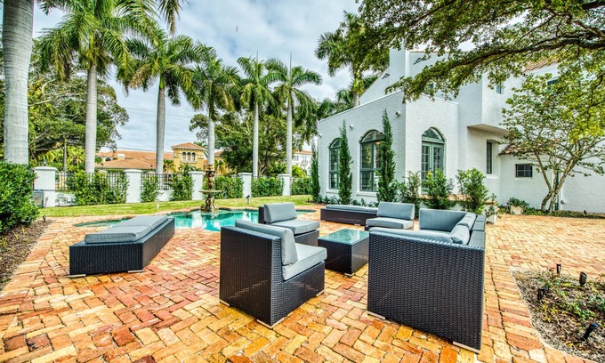 Saint Armands Key Casa | Beautiful Historic home with easy access to Saint Armands Circle