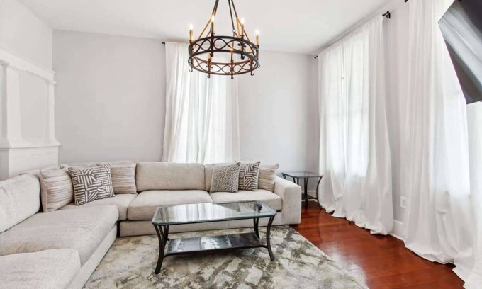 Milan Casa | Beautiful Historic 5br Home in Uptown