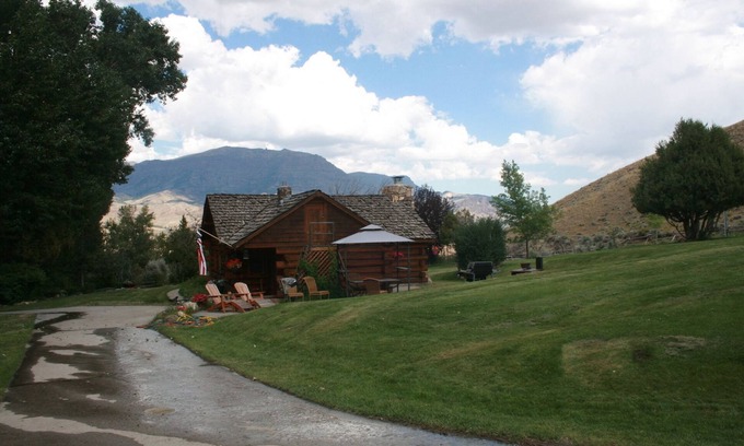 Wapiti Cabina | Hermosa cabaña histórica ubicada a medio camino entre Yellowstone y Cody (2 BR)