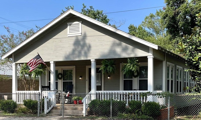 Coldspring Casa | Beautiful Historical Cottage on the Courthouse Square!