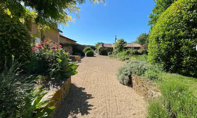 Savigny-Levescault Casa | Beautiful house with lovely garden and picturesque private pond.