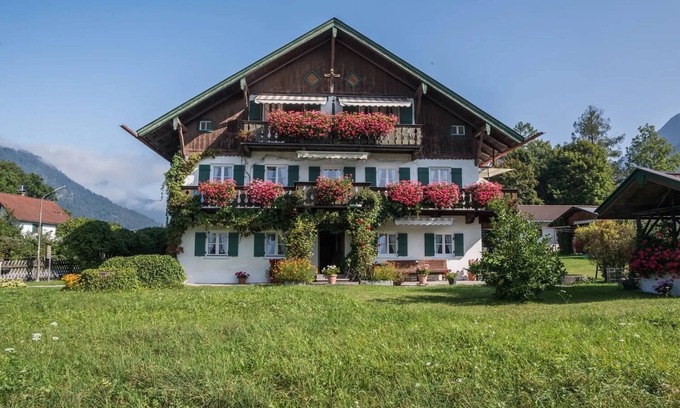 Muhldorfl Apartamento | Precioso apartamento vacacional "Zugspitzblick" con vistas a la montaña, Wi-Fi y balcón