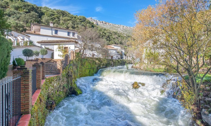 Benaojan Apartamento | Hermoso apartamento turístico "Casa Rural Nacimiento 2" con piscina, jardín, Wi-Fi y aire acondicionado