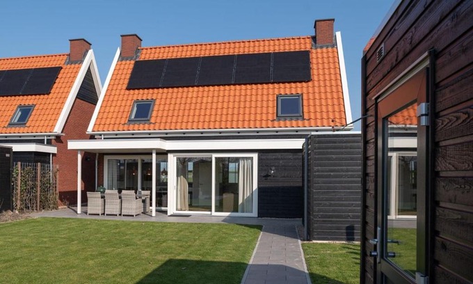 Colijnsplaat Casa | Beautiful holiday home in Colijnsplaat with garden