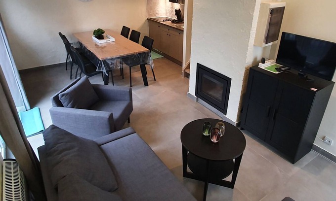 Virton Casa | Hermosa casa de vacaciones en Virton con terraza