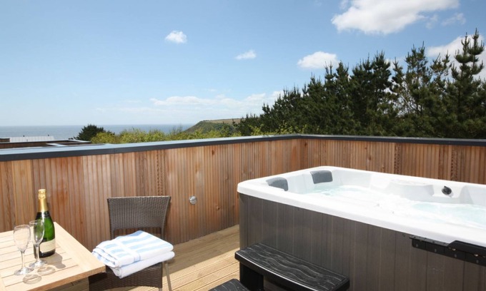 Talland Casa | Hermosa casa de vacaciones con jacuzzi, a pocos pasos de la playa de Talland ...