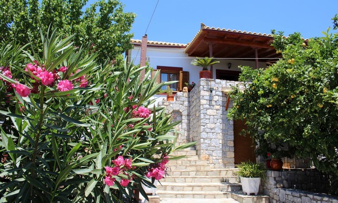 Aloizianika Casa | Bonita casa de vacaciones con vistas al mar, terraza, barbacoa | Lakonia, Peloponeso