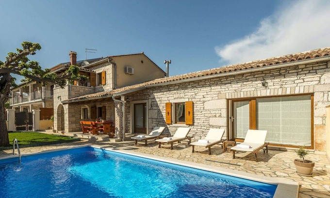 Vosteni Cabaña | Casa de piedra con piscina en Zgrabljići