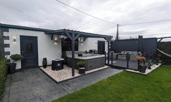 Bagillt Casa | Beautiful Holiday Retreat Gym and Jacuzzi, Sauna