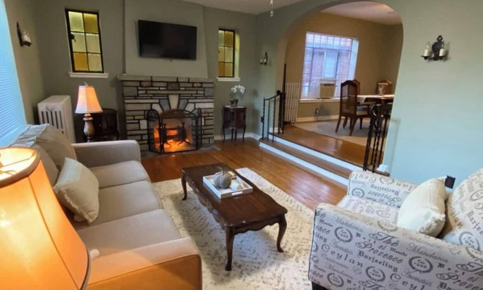 St. Louis Apartamento | Beautiful Holly Hills Hideaway - 2BD/1BA in charming, safe & quiet neighborhood!