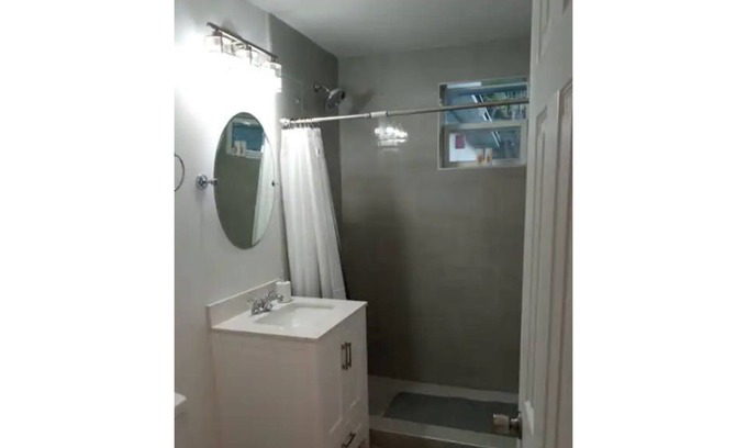 Southside Casa | Beautiful Home .4 bed .2 baths. Acre of land .great area.2 car garage