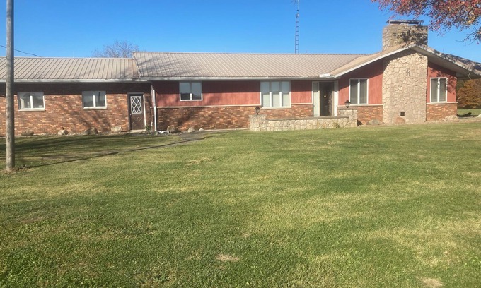 Janesville Otro | Beautiful home, huge kitchen, strong Wi-Fi , lots of room, plenty of parking