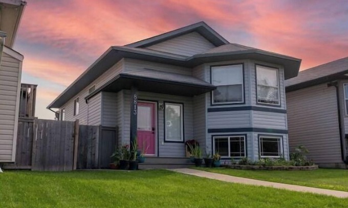 Grande Prairie Casa | Beautiful home in quiet neighbourhood, sleeps 10!