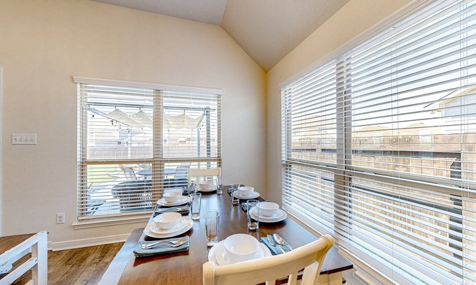 College Station Casa | Beautiful home in a friendly neighborhood with enclosed yard & al fresco dining