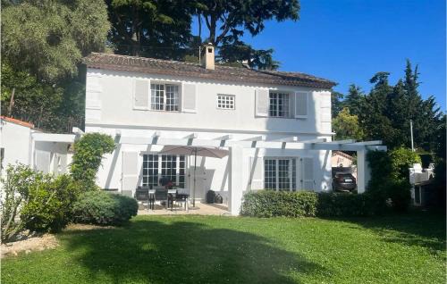 La Croix des Gardes Casa | Beautiful Home In Cannes With Kitchen