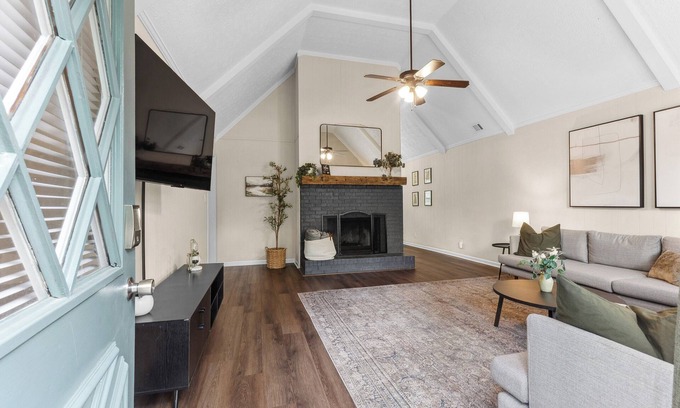 Perry Casa | Beautiful home in delightful Perry w/ King Bed
