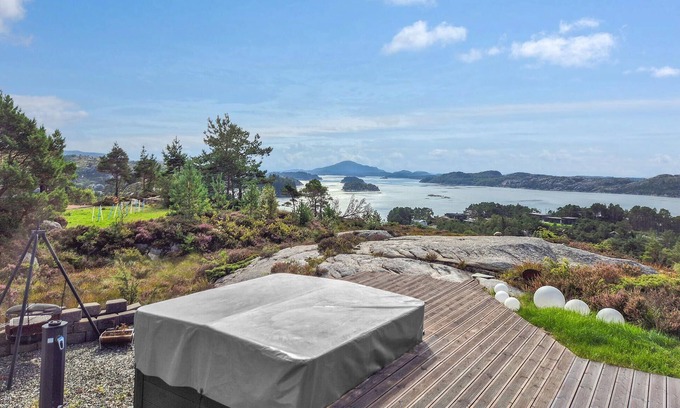 Fitjar Casa | Beautiful home in Fitjar with house sea view