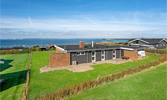 Skødshoved Strand Casa | Beautiful Home In Knebel With Wifi