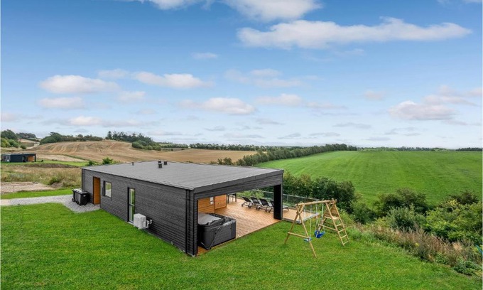 Hjarbæk Casa | Beautiful Home In Løgstrup With Kitchen