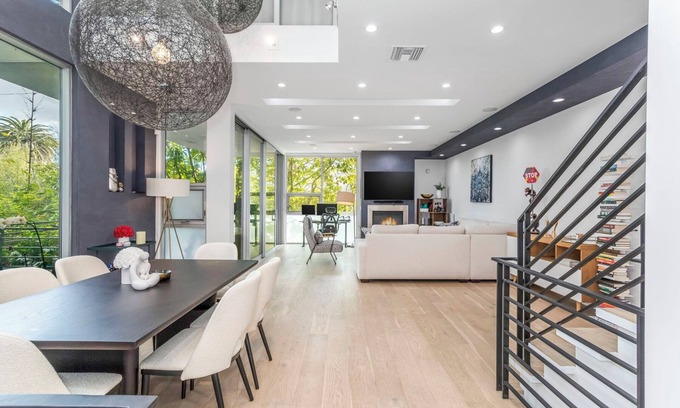 Melrose Casa | Beautiful home in Prime Weho w/Private Rooftop Spa! Incl. Parking/Laundry/Wifi