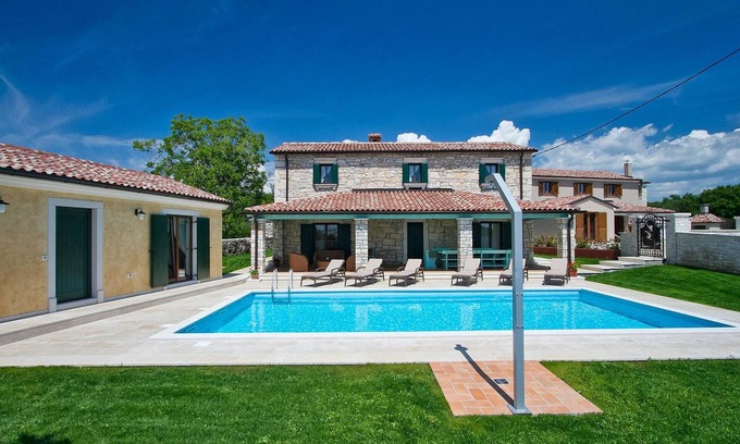 Radetici Casa | Hermosa casa en Tinjan