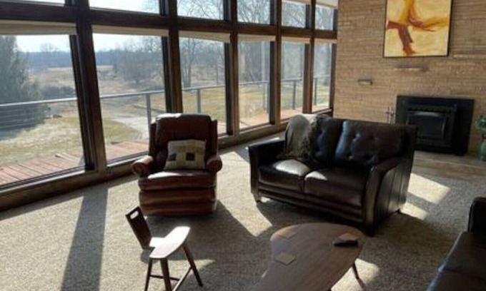 Altoona Casa | Beautiful Home in Town Acreage