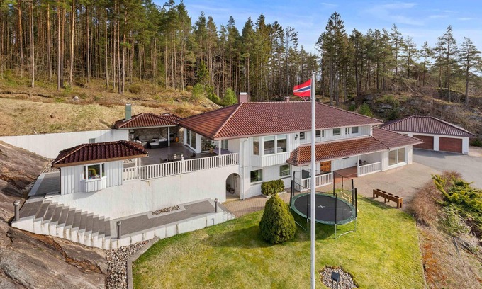 Tveit Casa | Preciosa casa en Tveit con jacuzzi