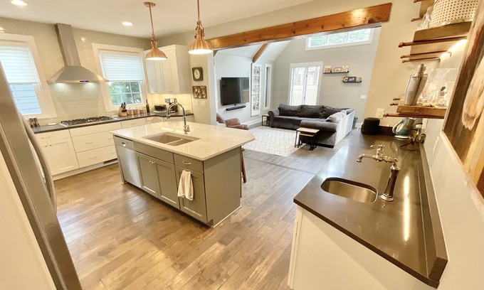 Whitefish Bay Casa | DNC! Hermosa casa en el corazón de la bahía! 15 minutos del centro de la ciudad!