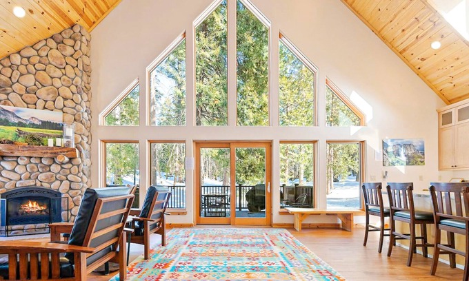 Yosemite National Park Casa | Beautiful home in the woods with EV charger, deck & Ping-Pong