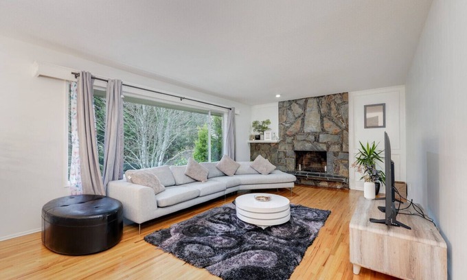 Cordova Bay Casa | Beautiful Home in Victoria BC